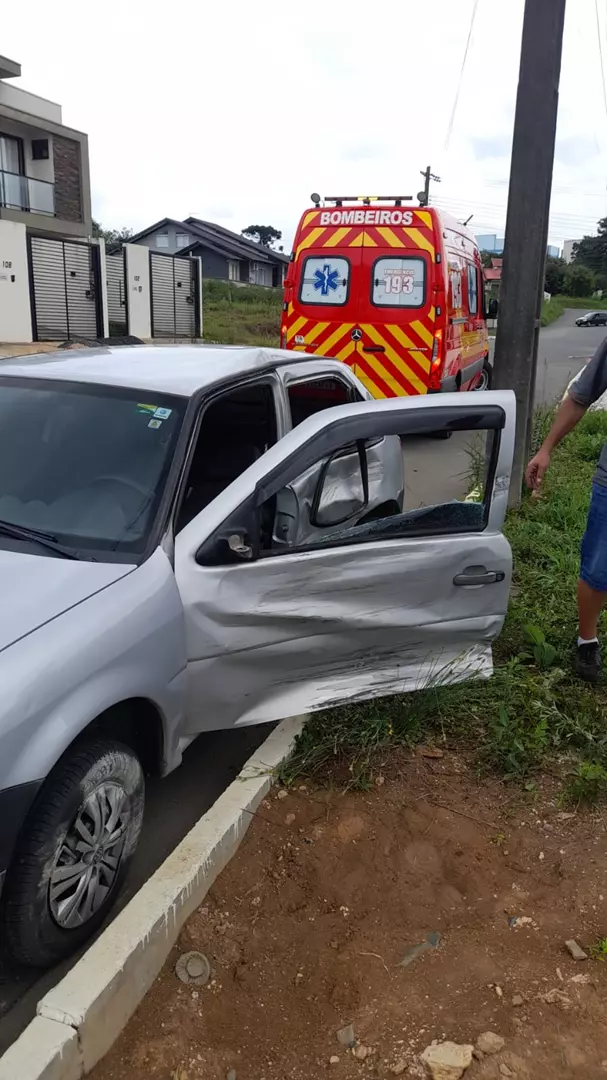 Acidente de Trânsito entre Carro e Caminhão no Bairro Vila Nova - Mafra